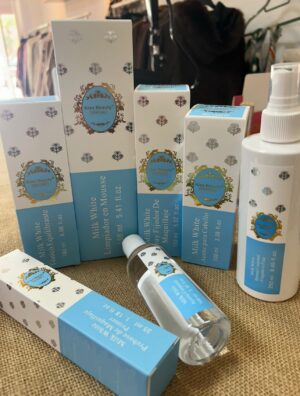 Set milk White 8 productos :
Mini talla Bianco latte
Prebase maquillaje 
Aceite corporal 
Bruma corporal 
Aceite para cabello 
Tónico equilibrante 
Spray fijador maquillaje
Limpiador en mousse