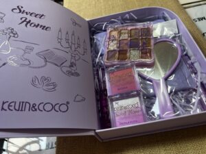 Libro caja sorpresa maquillaje Kevin&Coco